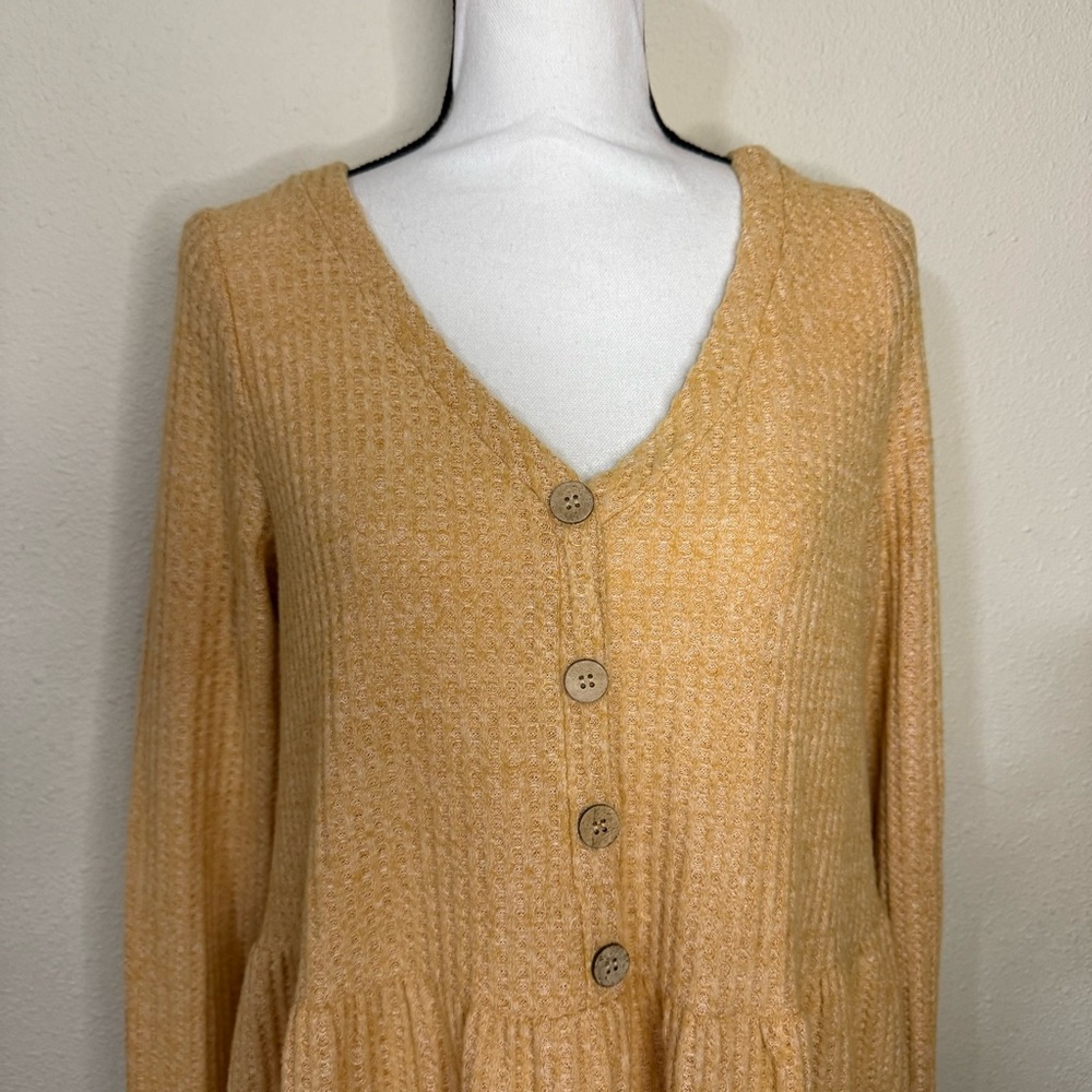 Daytrip Buckle Brushed Vneck Babydoll Peplum Waffle Knit Top - Picture 5 of 7